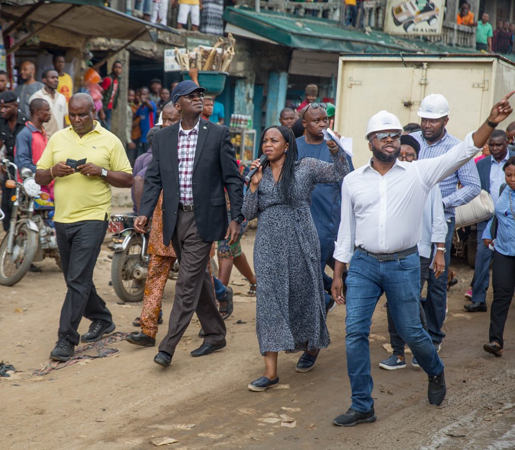 :Hon. Minister of Power, Works & Housing, Mr Babatunde Fashola,SAN(2nd left) Managing Director/CEO, Rural Electrification Agency(REA), Mrs Damilola Ogunbiyi(2nd right) and others  during the inspection of the  electrified shops under the Federal Government 's Energizing Economies Initiative at  Ariaria Market Aba, Abia State on Thursday, 17th May 2018.  