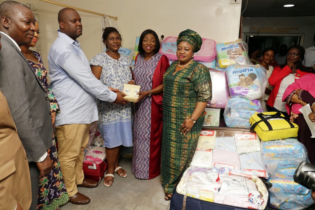 Wife of Lagos State Governor, Mrs. Bolanle Ambode (2nd right),  presenting gifts to Mr. Augustine and Jessica Obiefuna for their newborn quintuplets, at the Island Maternity Hospital, Lagos, on Wednesday, 16 May, 2018. With them are COWLSO members, Mrs. Ronke Solomon (right); Mrs. Oyindamola Ogunsanwo (2nd left) and Managing Director of the hospital, Dr. Ademuyiwa Eniayewun. 