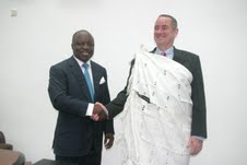 Photo of the Day!Us Consulate General Visits Delta Governor,Dressed in Delta Traditional Dress