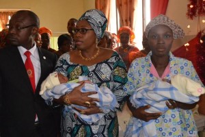 Fayemi’s Wife Rescues Stranded Mother Of Triplets whose Husband flee(see pics)