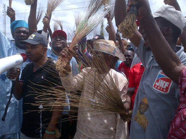 Fayemi’s supporters sweep Away Fayose supposed badluck from Ifaki(see pics)