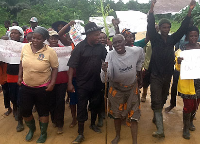 Pix of the day!90 year old woman leads protest over bad road