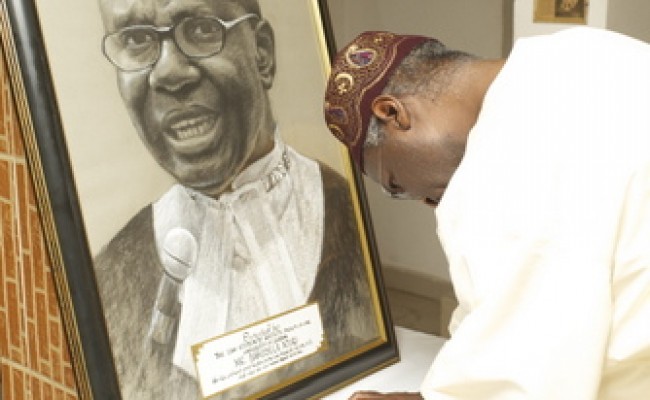 Gov. Fashola pays condolence visit to the family of Bamidele Aturu