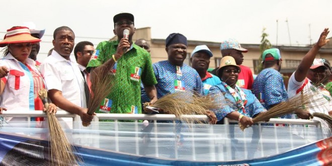 PHOTO NEWS: GOV. FASHOLA, AMBODE, OTHERS AT APC STATEWIDE CAMPAIGN RALLY AT MUSHIN, LAGOS