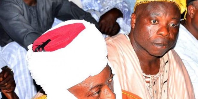 Pixs!Iwo stands still as New king attends Jumat prayers