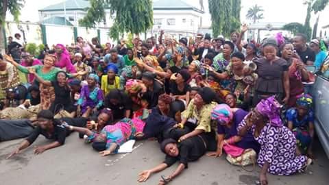 Solidarity for Dr Ikpeazu!Abia Women cry and roll on the floor (See Pics)