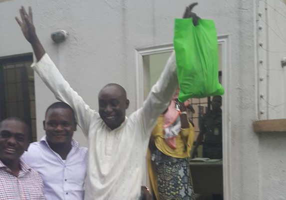 As PDP Condenms Blogger Arrest,Efcc releases him (SEE PICS)