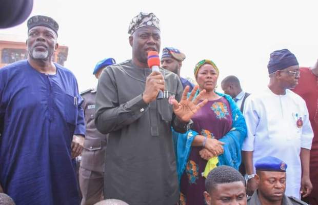 PHOTOS: Makinde Visits Akesan Market, Promises To Build New Modern Market .