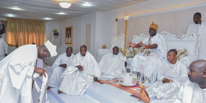 AARE GANI ADAMS PAYS HOMAGE TO OONI OGUNWUSI AS ODUDUWA FESTIVAL HOLDS IN ILE-IFE.