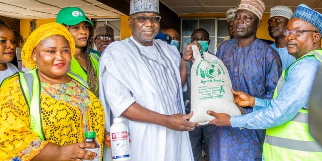 Abdulrazaq flags off fresh support for Kwara’s crop, livestock, fish farmers  •       6,000 benefit in first round