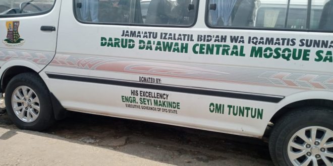 Makinde gifts two 18-Seater buses to Sabo central mosques in Ibadan