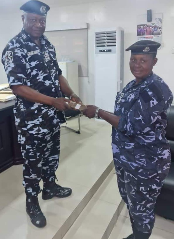 CP Anambra State Command Rewards Diligent Policewoman with N250,000