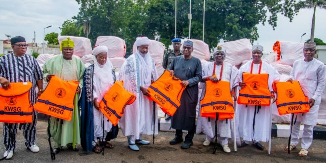 Kwara Gov hands 1,000 life jackets to Patigi, restates commitment to safe water travel