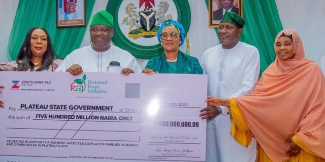 FIRST LADY OLUREMI TINUBU’S RENEWED HOPE INITIATIVE DISBURSES 500 MILLION NAIRA TO 500 FAMILIES IN JOS Appeals for peace and tolerance among Nigerians