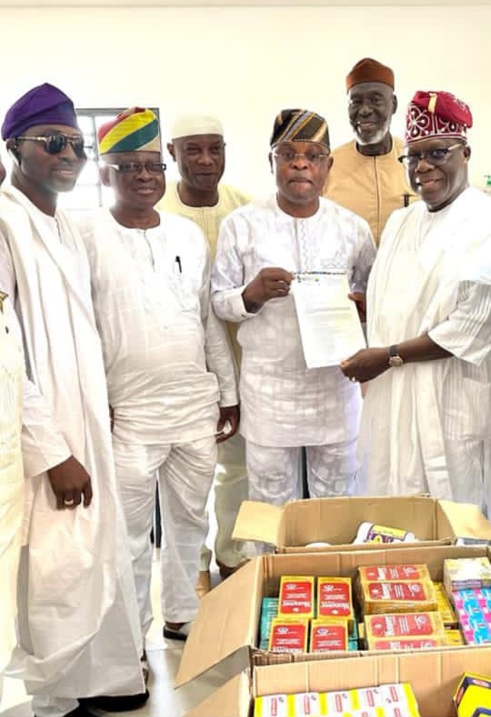 Isale Eko Descendants Donates Medical Supplies To Commemorate Oba Akiolu’s 80th Birthday