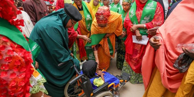 “Renewed Hope Initiative Delivers Food to 900 Homes in Kano: First Lady Tinubu Leads Outreach Efforts”