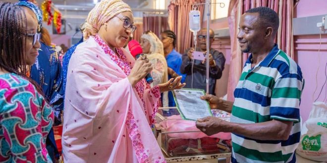 First Lady Oluremi Tinubu Welcomes 2025 Baby of the Year, Presents Birth Certificate